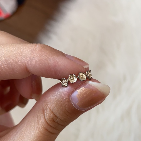 dainty flower brandy melville earrings - Picture 2 of 5